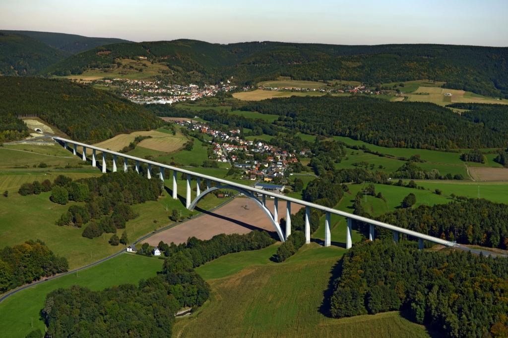 Die Grümpentalbrücke mit dem Südportal Tunnel Baumleite im Hintergrund